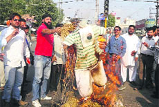 Members of the Dalit Samaj burn an effigy of Punjab Congress president Partap Singh Bajwa demanding his resignation in Jalandhar on Tuesday.