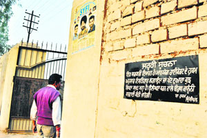 Activists of a students union have put up a poster on a wall of a government college in Patiala alongside a notice by the college Principal mentioning a high court ban on defacing college walls.
