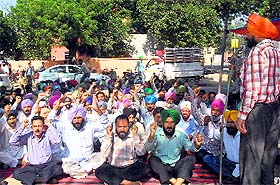 Members of the PWD Talmel Sangharsh Committee shout slogans during their protest in Bathinda on Wednesday.
