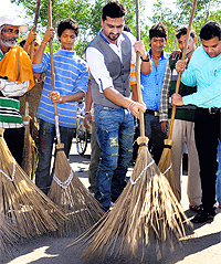 Punjabi singer Roshan Prince takes part in Prime Minister Narendra Modi’s Swachh Bharat Abhiyan at Sector 70 in Mohali on Wednesday. Vineet Joshi, Chief Parliamentary Secretary, Punjab, accompanied Prince during the drive