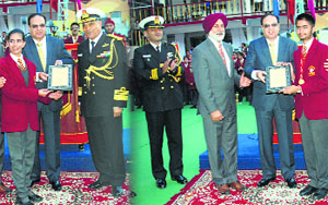 Naveen Kumar Jaggi, president of the Balkan-ji-Bari, along with Vice-Admiral Anurag G Thapliyal, gives away awards to Kumar Kartikay and Saaya Dua, students of Dalhousie Public School. 