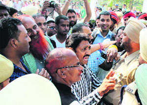 Safai karamcharis argue with a policemen outside the MC office