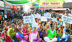The residents living in localities around Bhagtanwala continue their protest for the removal of the garbage dump site in Amritsar on Thursday