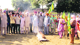 Farmerd burn an effigy of the state government in Bathinda on Thursday.