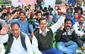 Members of the Bharatiya Janata Yuva Morcha stage a dharna at the Deen Dayal Upadhyaya Park in Dehradun on Thursday. 