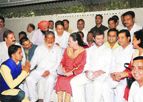 Chief Minister Harish Rawat along with panchayat members meets Congress chief Sonia Gandhi and party vice-president 