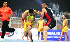 Kulveer Singh of Yo Yo Tigers tries to stop Talwinder Singh Grewal of Punjab Thunder during their World Kabaddi League match in Ludhiana on Saturday. Tribune photo
