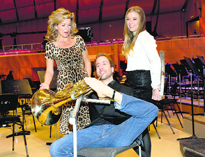 No handicap: German star-violinist Anne-Sophie Mutter (L) and host Nina Eichinger (R) look on as hornist Felix Klieser, born without arms, plays his instrument in Munich, southern Germany, during a press conference on the “Echo Klassik” classical music award. The “Echo Klassik” prizes will be awarded in the Bavarian capital.