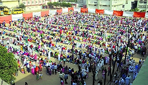 Devotees partake of langar during the Gurpurab celebrations at Guru Nanak International Public School, Gujjarkhan campus