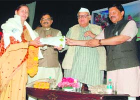 Governor Aziz Qureshi honours Jagar singer Basanti Devi on the 14th state foundation day in Dehradun on Saturday
