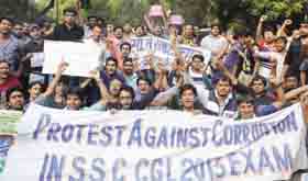 Aspirants protest the alleged irregularities in the selection process by the Staff Selection Commission, at Jantar Mantar in New Delhi on Monday.
