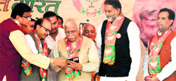 Chief Minster Manohar Lal Khattar with party leaders in Rohtak on Monday. Photo: Manoj Dhaka