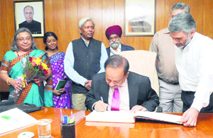 Harsh Vardhan takes charge as the Union Minister for Science and Technology and Earth Sciences in New Delhi on Monday.