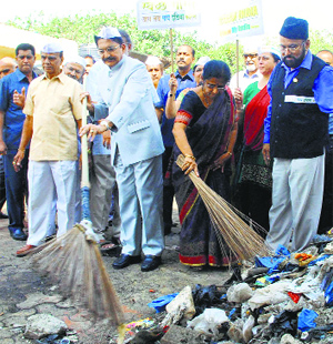 Maharashtra Governor Vidyasagar Rao and local residents take part in the Swachh Bharat campaign at Khar Danda in Mumbai on Monday.