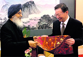 CM Parkash Singh Badal gifts phulkari to Li Xueyong, Governor of Chinas Jiangsu province. 