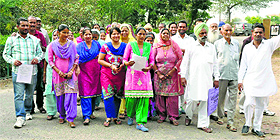 A candidate along with her supporters goes to submit papers in Hanumangarh. 
