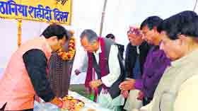 Vijay Singh Mankotia, president, HP Ex-servicemen League, pays tributes to freedom fighter Wazir Ram Singh Pathania at Bassa Waziran near Nurpur on Tuesday.