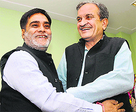 Rural Development Minister Birender Singh (R) is greeted by MoS Ram Kripal Yadav.