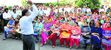 Bank employees protest outside Canara Bank in Ludhiana on Wednesday. Photos: Inderjeet verma