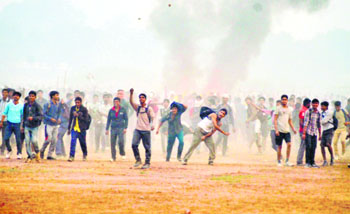 Candidates throw stones at the police after cancellation of an Army recruitment rally in Gwalior on Wednesday. 