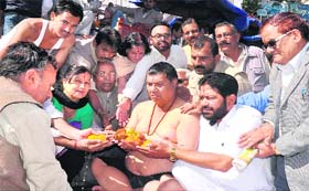 Vice-chairperson of the Uttarakhand Rajay Andolankari Samman Parishad Dhirendra Pratap offers rituals at Har-ki-Pauri in Haridwar on Wednesday
