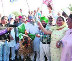 Members of the Vimukt Jati Sangathan burn a Pak flag during a protest against Pakistani writers at Bhandari Bridge in Amritsar on Thursday.