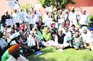 AAP workers protest at Teachers Home against the police after not being allowed to take out their road show in Bathinda on Thursday