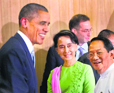 Myanmar's opposition leader Aung San Suu Kyi (C) with US President Barack Obama in Naypyitaw on Thursday.