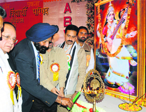 The 1971 war hero, Brig KS Chandpuri, lights the inaugural lamp at the national convention of the ABVP in Amritsar on Friday.