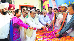 Congress workers pay tributes to Pandit Jawaharlal Nehru on his 125th birth anniversary in Ludhiana on Friday. Photo: Inderjeet Verma