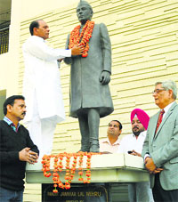 Residents pay tributes to Pandit Jawaharlal Nehru on his 125th birth anniversary at Nehru Sidhant Kindra in Ludhiana on Friday. Photo: Inderjeet Verma