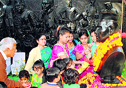 Children pay tribute to Jawaharlal Nehru on the occassion of his 125th birth aniversary at Nehru Ward in Dehradun on Friday