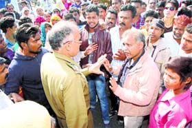 SHO Suresh Pal pacifies protesters in Sirsa on Saturday