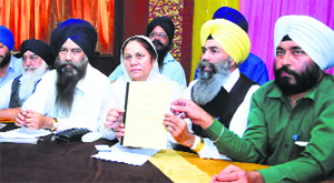Gurdeep Kaur, president, Istri wing of 1984 Sikh Katle-Aam Peerat Welfare Society, and Karnail Singh Peermohammad, Sikhs for Justice convener (India), address mediapersons in Ludhiana.