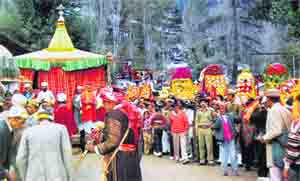The author has captured the history of Dussehra of Kulu and how it still bonds the localites