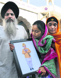 Mehram Singhs mother with his photo