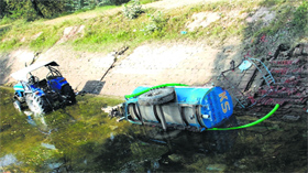The vehicles that fell into the canal in a Sirsa village.