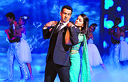 A still from Itna Karo Na Mujhe Pyaar