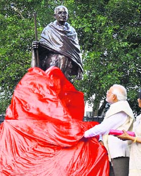 Prime Minister Narendra Modi unveils the statue of Mahatma Gandhi at Roma Street Parklands in Brisbane, Australia on Sunday