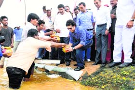 Sachin Tendulkar performs rituals before adopting the Puttamraju Kandrika village in Nellore district on Sunday