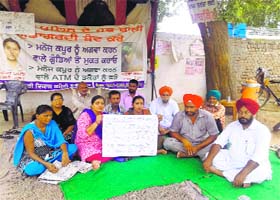 Neetu Kapoor and her relatives on a dharna in front of the City police station in Faridkot on Sunday