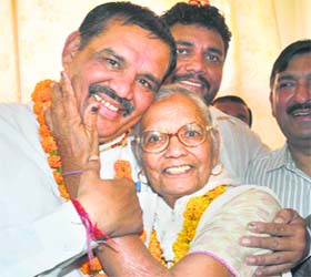 Union Minister Vijay Sampla with his mother in Jalandhar