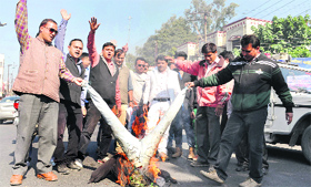 UKD (Airy) workers burn an effigy of Samajwadi Party chief Mulayam Singh Yadav near the party office in Dehradun on Sunday.