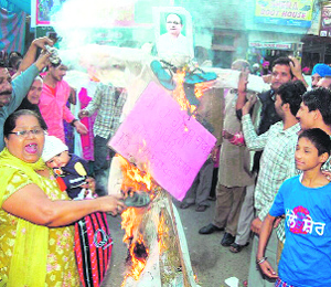 Residents of the Bhagtanwala area burn an effigy of Mayor Bakshi Ram Arora in Amritsar on Monday.