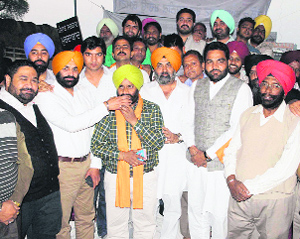 Akali councillor Amu Gumtala offer juice to agitators in Amritsar on Monday.