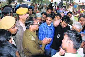 Hisar SP Satender Gupta pleads with Rampals followers to vacate the ashram in Hisar on Monday