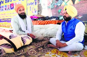 Bhai Gurbaksh Singh (left) along with Punjab BJP spokesman RP Maini at Gurdwara Lakhnaur Sahib in Ambala on Wednesday