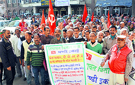 BBMB ex-workers protest under the banner of the Himachal Kisan Sabha in Mandi on Wednesday. 