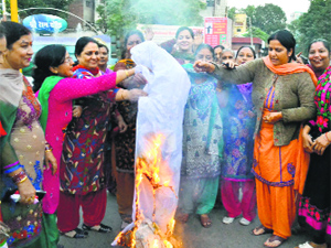 BJP Mahila Morcha activists burn an effigy of PPCC chief Partap Bajwa in Jalandhar on Wednesday.