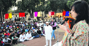 UT Adviser KK Sharmas daughter Pushpanjali Sharma performs during a musical evening at Burail Jail in Chandigarh on Thursday.